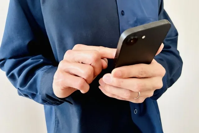 「スマホを縦持ちで長時間見る」と骨格はこう壊れる—