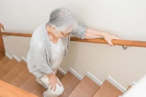 その膝の違和感、「まだ歳じゃない」と放っていませんか? 〜上尾市のベテラン整体師が教える、階段・立ち座りがつらい膝の違和感・痛みに「骨格・筋肉バランス・股関節と足首」から向き合う整体からのアプローチ〜