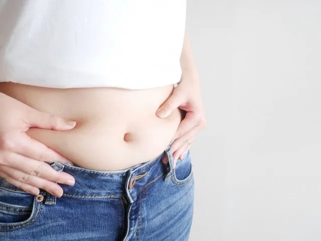 「体重は変わっていないのに、なぜかお腹だけぽっこりする」